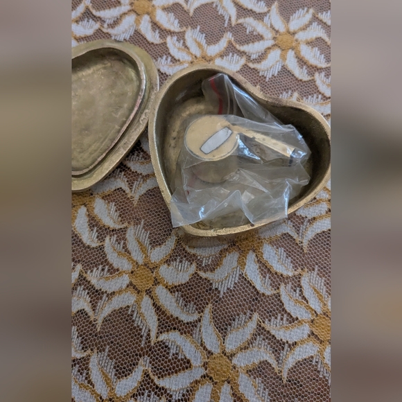 Vintage brass heart trinket holder with brass whistle - Picture 4 of 8